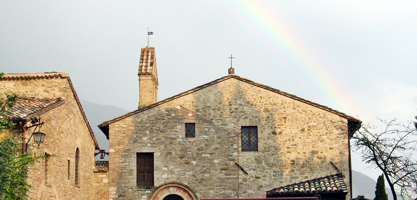 写真　サン・ダミアーノ修道院にかかる虹