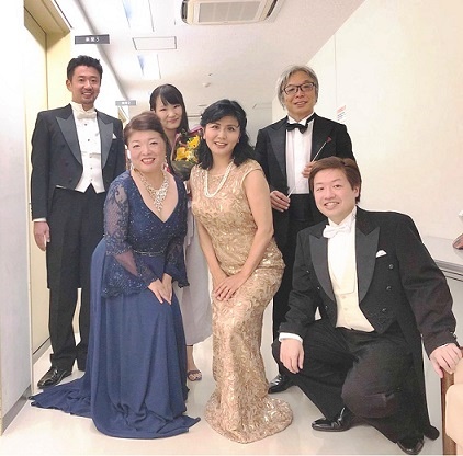 写真　コンサート終演後、ソリストのみなさんと三澤洋史