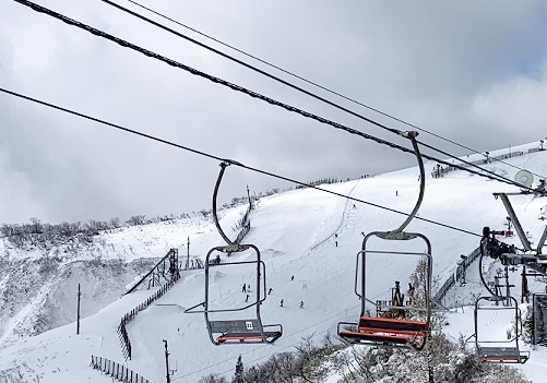 写真　ホーライ・パノラマゲレンデをリフト越しに見る