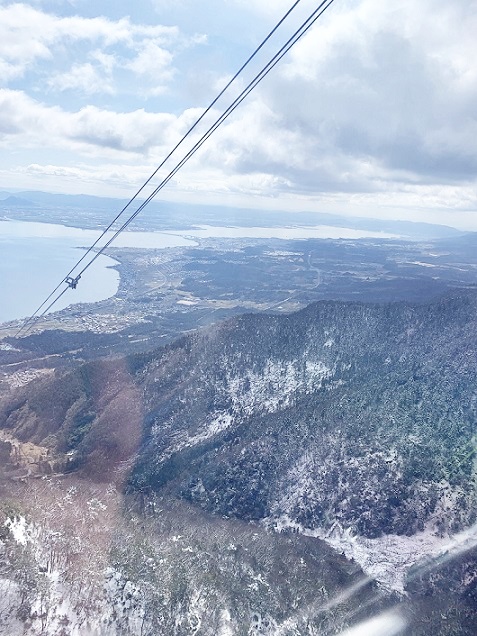 写真　琵琶湖バレイのゴンドラから大津方面を眺める