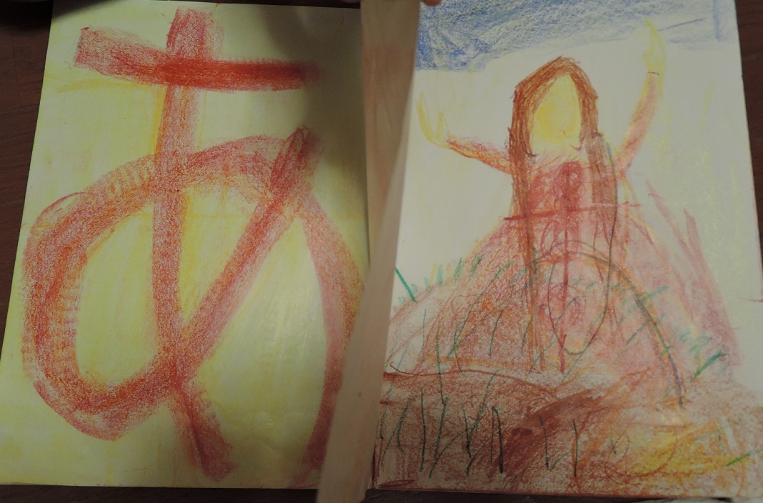 写真　杏樹が書いた「あ」の字とあの形をした人形の絵